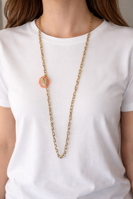 Collana con inserto in plexiglass